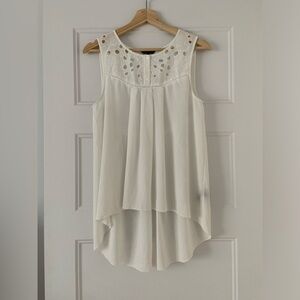 White RW&CO sleeveless blouse